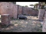 02321 ostia - regio v - insula xi - edificio (v,xi,3) - porticus - bli ri westen - 2017.jpg